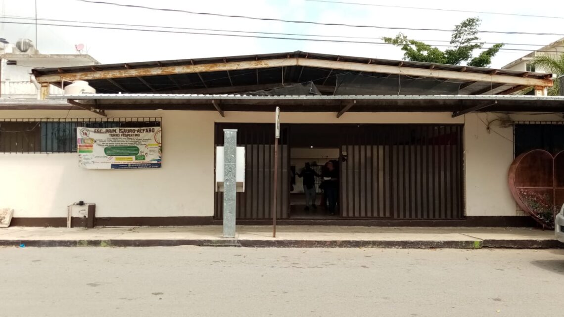 NIÑOS TOMAN CLASES ENTRE EL CALOR.
