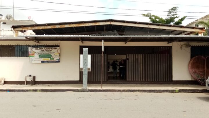 NIÑOS TOMAN CLASES ENTRE EL CALOR.