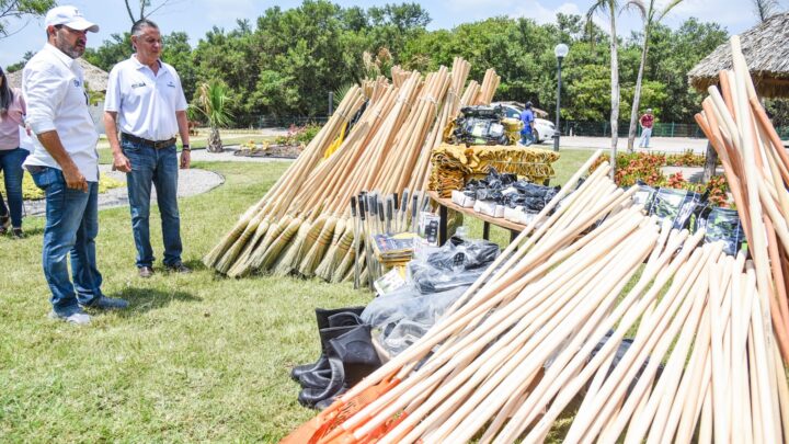 ENTREGA CHUCHO NADER MATERIAL Y EQUIPO A TRABAJADORES DE SERVICIOS PÚBLICOS