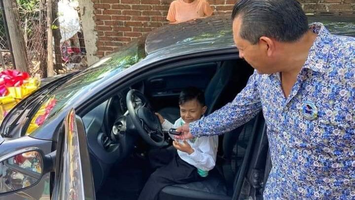 EMPRESARIO RIFA UN COCHE UNA GRADUACION DE KINDER