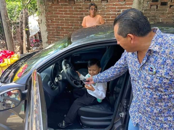 EMPRESARIO RIFA UN COCHE UNA GRADUACION DE KINDER