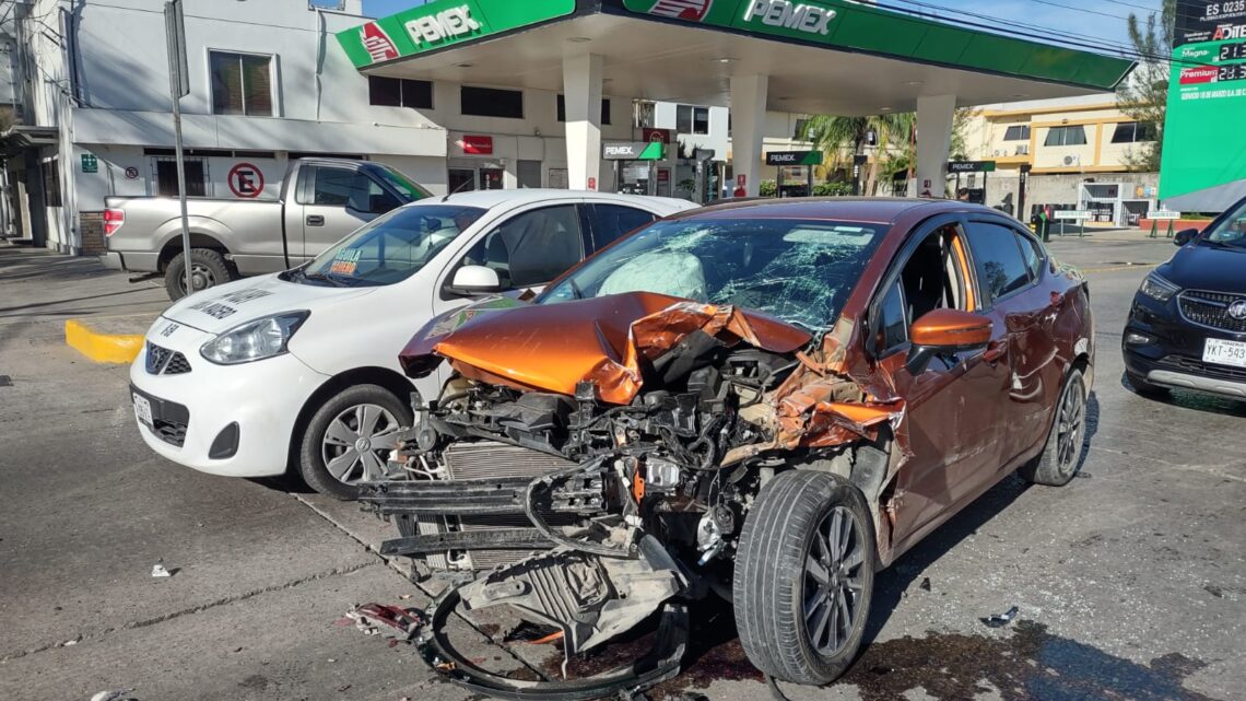 CONDUCTOR ATROPELLA A PERSONA Y GOLPEA 15 VEHÍCULOS EN SU HUIDA.