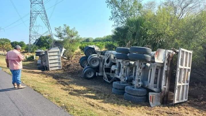 Vuelca Tráiler Que Transportaba Abono Para Plantas