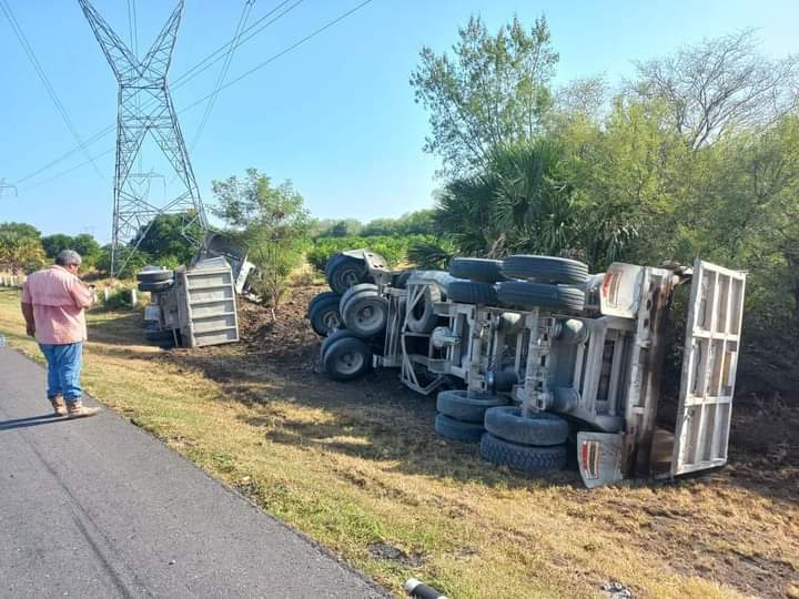  Vuelca Tráiler Que Transportaba Abono Para Plantas