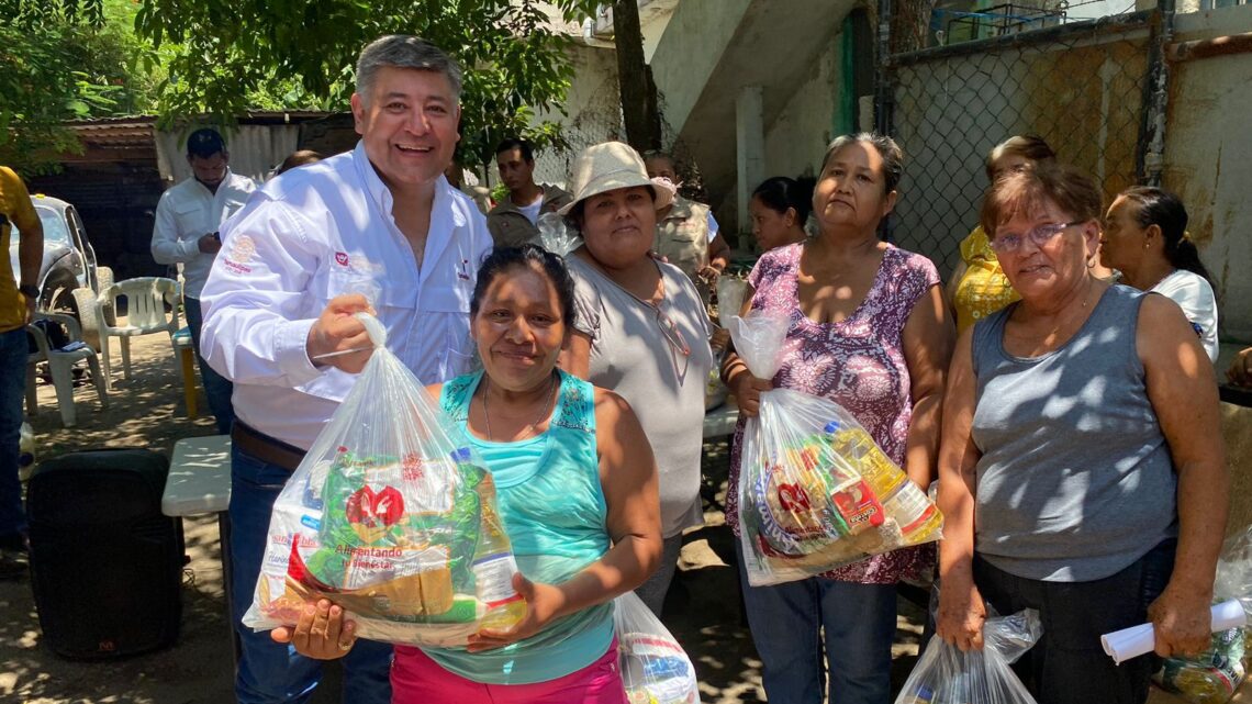 Claudio De Leija Distribuye Apoyos a Familias Que Más lo Necesitan
