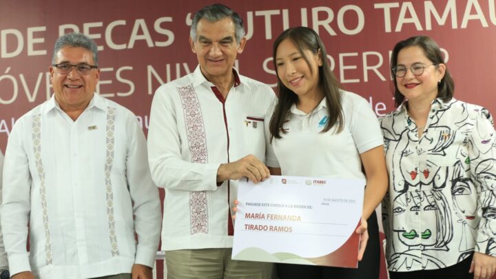Entrega Américo Villarreal becas en la Universidad Tecnológica de Altamira