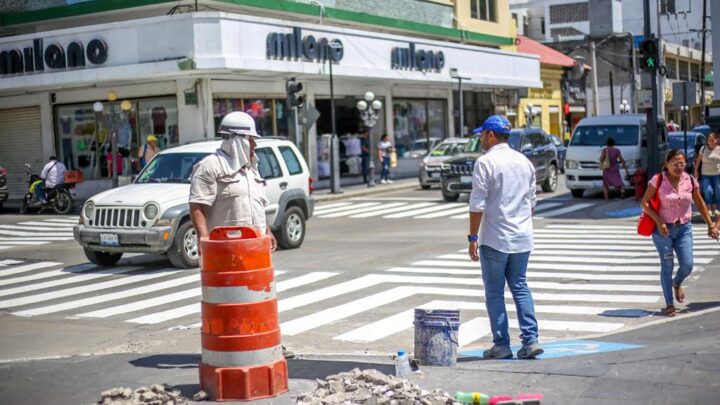 SUPERVISA PEPE SCHEKAIBÁN COLOCACIÓN DE PASOS PEATONALES EN EL MUNICIPIO