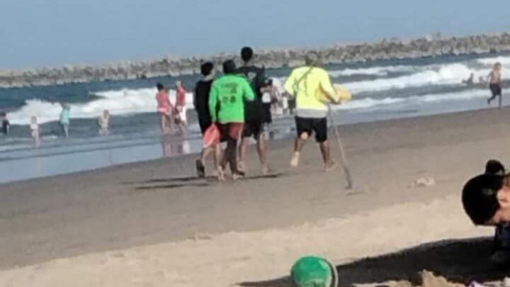 SALVAVIDAS SACAN A PERSONA EBRIA DEL MAR.