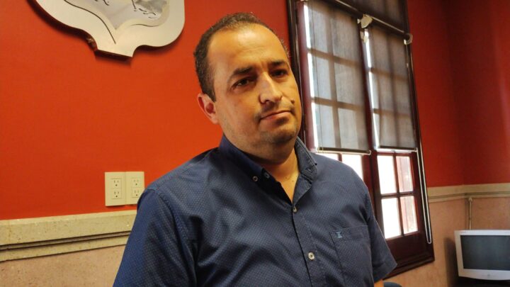 MIENTRAS EXISTA AMPARO FEDERAL AUTORIDAD EDUCATIVA NO DEBE REPARTIR LIBROS DE TEXTO