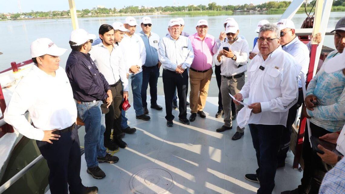 ALCALDE ARMANDO MARTÍNEZ Y EMPRESARIOS SUPERVISAN AVANCES DE DRAGADO EN LAGUNA DEL CHAMPAYÁN ALCALDE ARMANDO MARTÍNEZ Y EMPRESARIOS SUPERVISAN AVANCES DE DRAGADO EN LAGUNA DEL CHAMPAYÁN