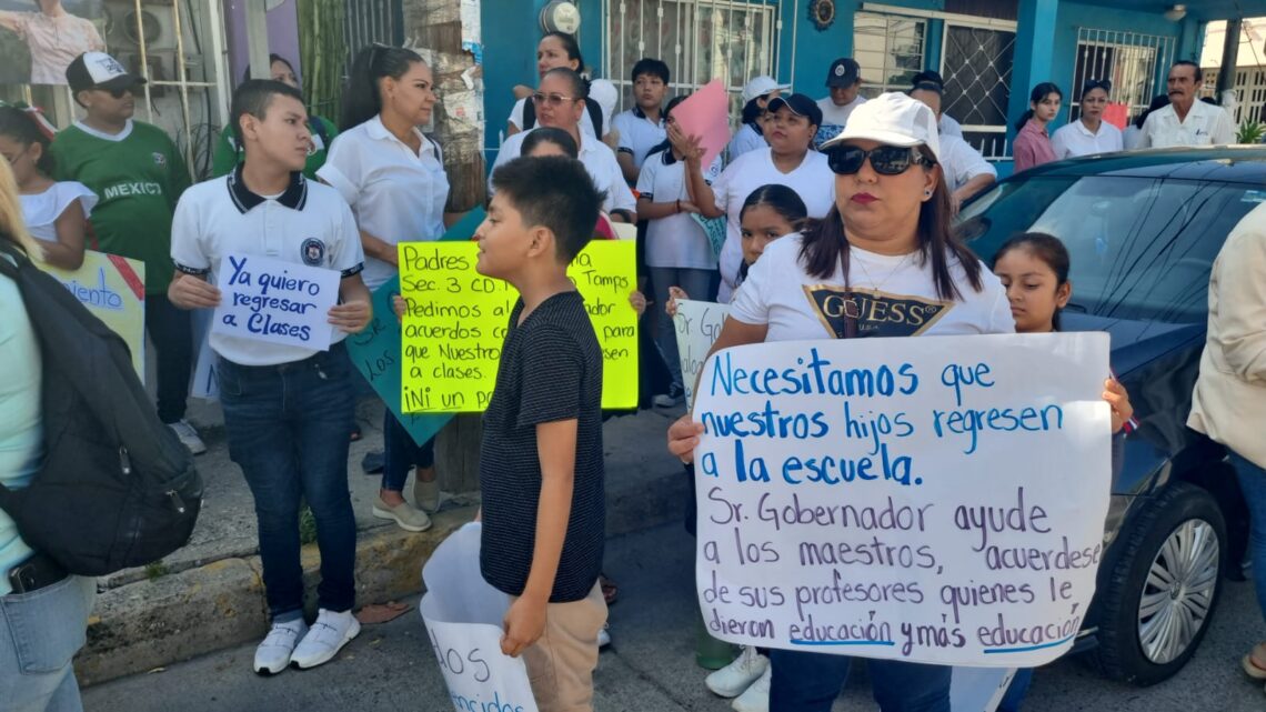 PADRES DE FAMILIA Y ALUMNOS MARCHAN A FAVOR DE MAESTROS.