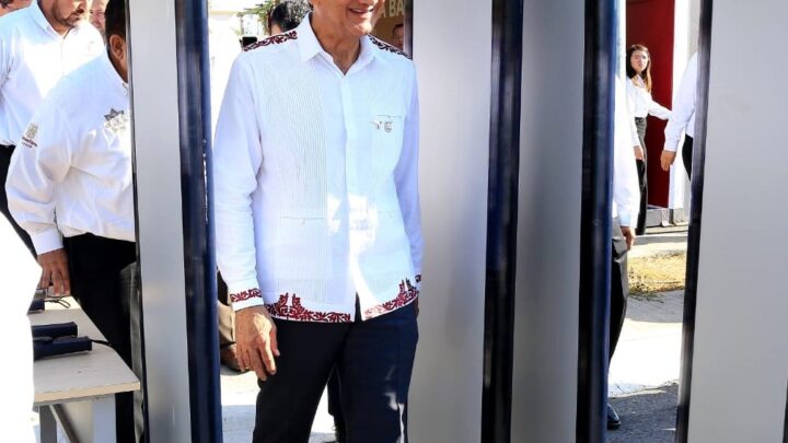 ENTREGA GOBERNADOR ARCOS DETECTORES PARA REFORZAR SEGURIDAD EN CEDES