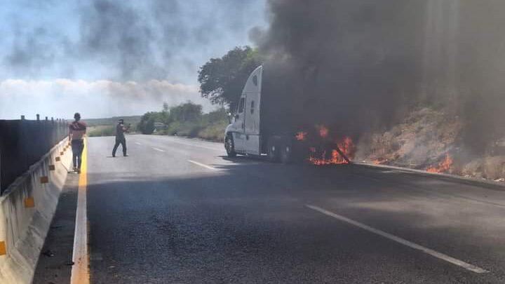 INCENDIO DE TRAILER PROVOCA CIERRE CARRETERO