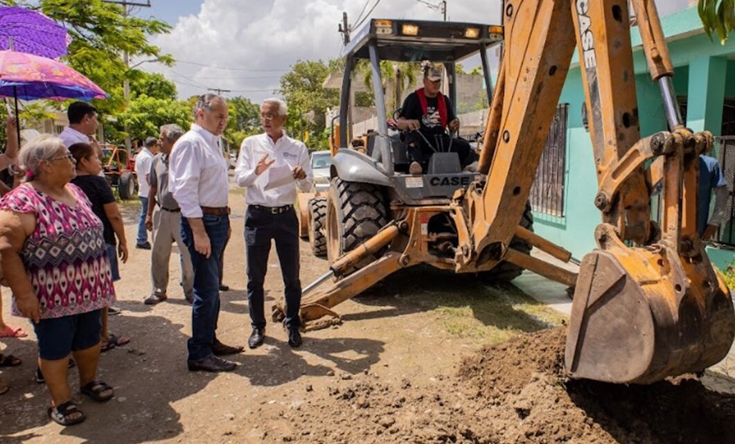 ADRIÁN OSEGUERA SUPERVISA CONSTRUCCIÓN DE GUARNICIONES Y BANQUETAS EN COLONIA HERIBERTO KEHOE