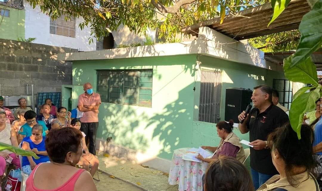 ESCUCHA Y ATIENDE CLAUDIO DE LEIJA PETICIONES DE VECINOS DE LA HIPÓDROMO ESCUCHA Y ATIENDE CLAUDIO DE LEIJA PETICIONES DE VECINOS DE LA HIPÓDROMO