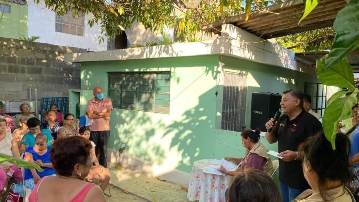 ESCUCHA Y ATIENDE CLAUDIO DE LEIJA PETICIONES DE VECINOS DE LA HIPÓDROMO