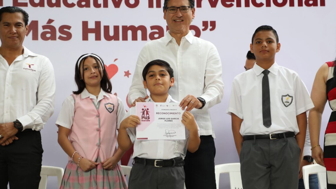 ERASMO GONZÁLEZ ROBLEDO ENTREGA RECONOCIMIENTOS A LAS NIÑAS Y NIÑOS EN EL PROGRAMA EDUCATIVO “MÁS HUMANO”.