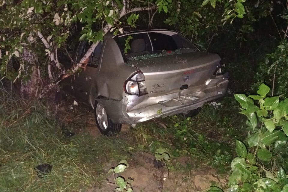 CONDUCTOR ABANDONA VEHÍCULO, DESPUÉS DE SALIRSE DE LA CARRETERA EN EL CORREDOR URBANO “LUIS DONALDO COLOSIO”