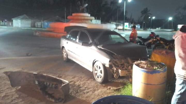 ENÉSIMO CHOQUE CONTRA MONUMENTO A LA SIRENA.