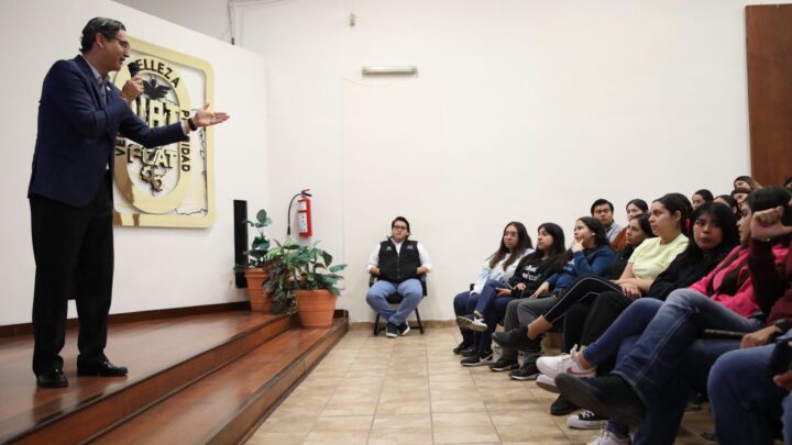 ERASMO GONZÁLEZ IMPARTE MAGNA CONFERENCIA A ALUMNOS DE LA FACULTAD DE COMERCIO Y ADMINISTRACIÓN DE TAMPICO DE LA UAT
