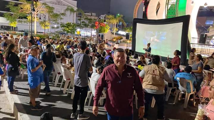 Lleva “Cine en tu Colonia” Una noche de Magia Cinematográfica a la Plaza Isauro Lleva “Cine en tu Colonia” Una noche de Magia Cinematográfica a la Plaza Isauro