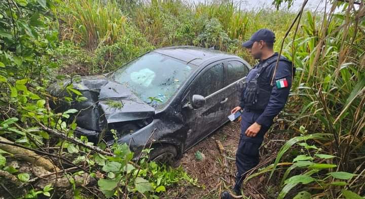 AUTO DERRAPA Y SALE DEL CAMINO