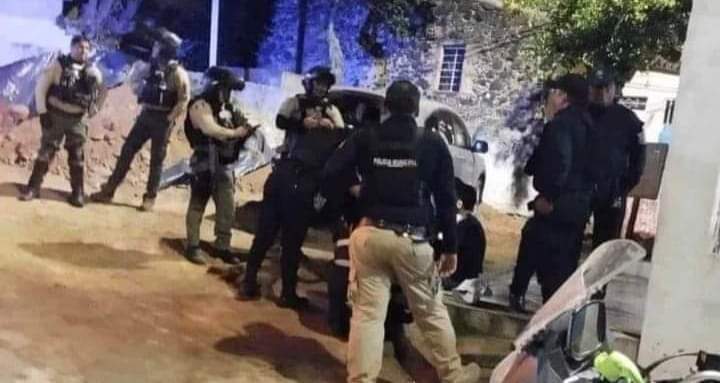 NOVIA LE CLAVE UNA NAVAJA POR CELOS A SU PAREJA