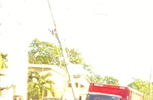 Camión de Coca-Cola Derriba Poste de CFE