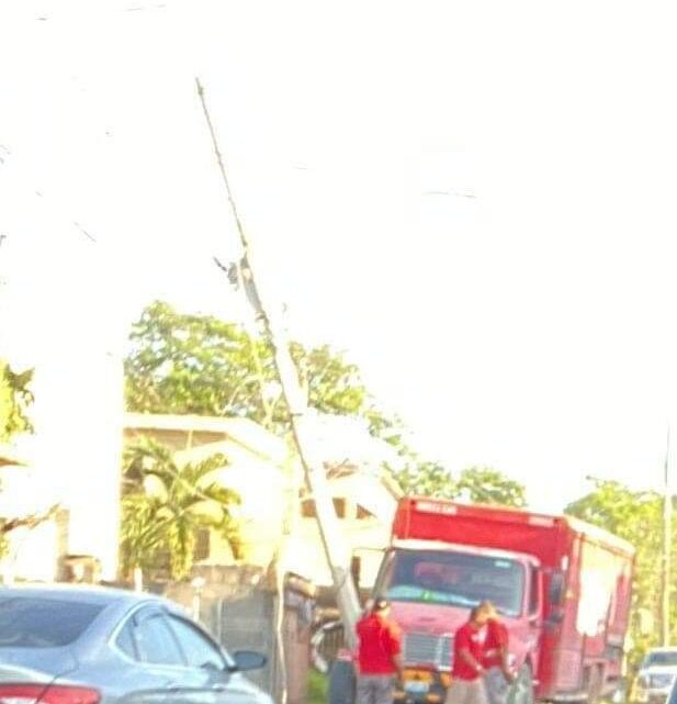 Camión de Coca-Cola Derriba Poste de CFE