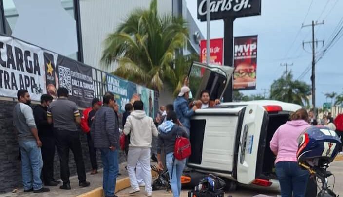 Camioneta Vuelca Frente A Carls JR en la Avenida Hidalgo