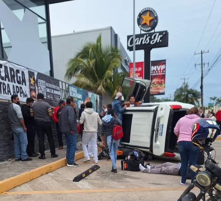 Camioneta Vuelca Frente A Carls JR en la Avenida Hidalgo Camioneta Vuelca Frente A Carls JR en la Avenida Hidalgo