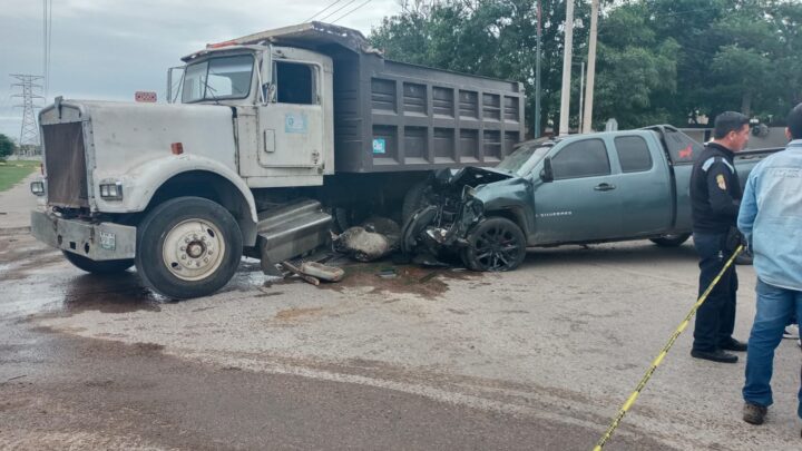PIERDE EL CONTROL DE SU CAMIONETA Y CHOCA