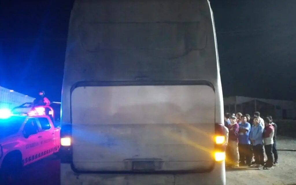 DETIENEN A 162 MIGRANTES QUE VIAJABAN EN UN AUTOBÚS EN VERACRUZ