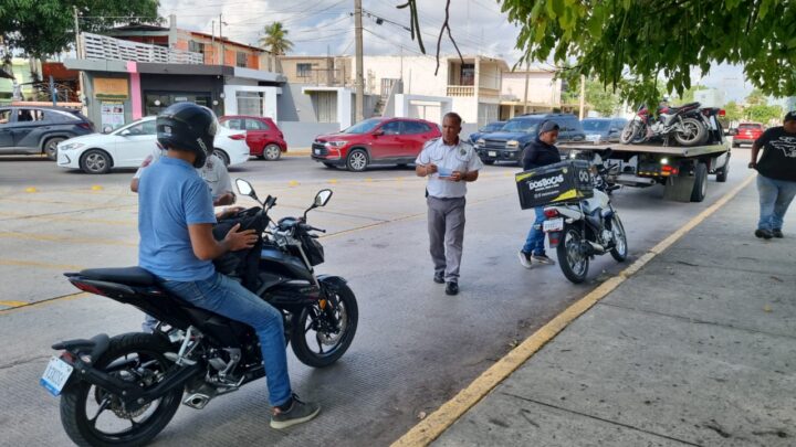 IMPLEMENTAN OPERATIVO PARA REVISIÓN DE MOTOCICLISTAS EN MADERO.