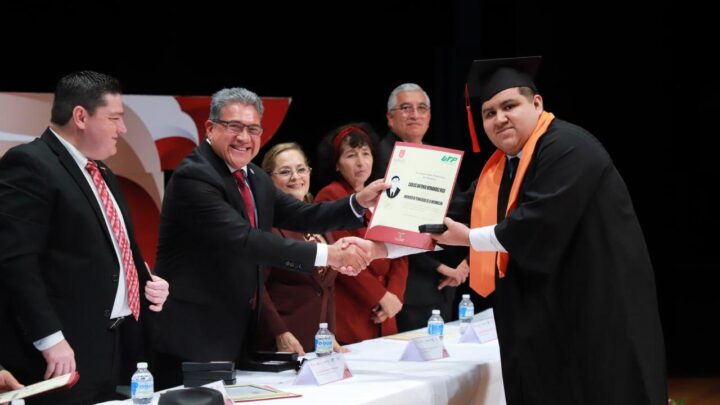 APADRINA ALCALDE ARMANDO MARTÍNEZ A 111 EGRESADOS DE LA UNIVERSIDAD POLITÉCNICA DE ALTAMIRA