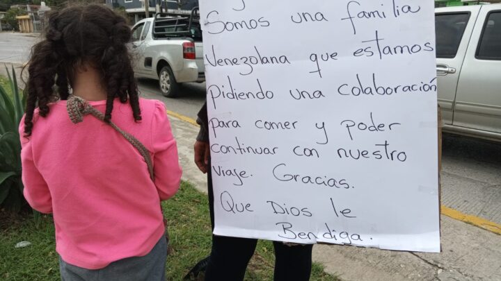 FAMILIAS VENEZOLANAS DEAMBULAN EN LAS ZONA PIDIENDO DINERO.