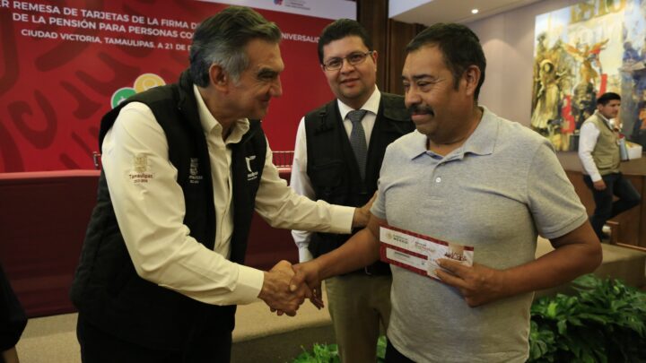 ENTREGAN AMÉRICO Y MARÍA TARJETAS DE PENSIÓN A PERSONAS CON DISCAPACIDAD