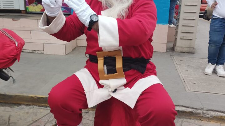 DON AARÓN POR AMOR A LOS NIÑOS SE DISFRAZA DE SANTA