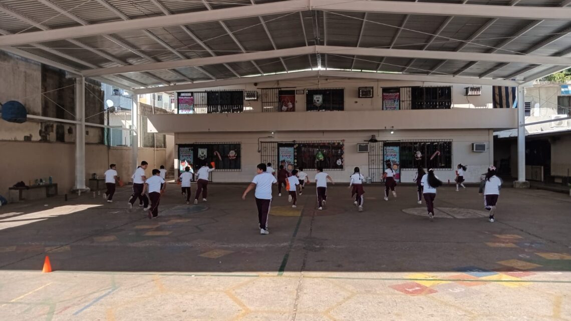 ESCUELAS DE MADERO PIERDEN ALUMNOS.