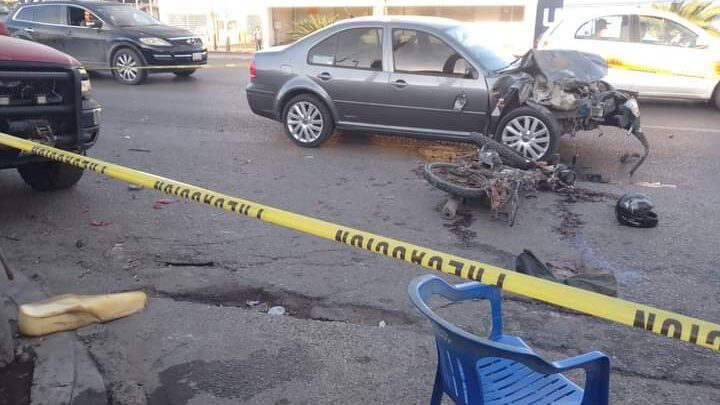 Conductor Amanecido, Arrolla a Motociclista y Atropella a Peatón