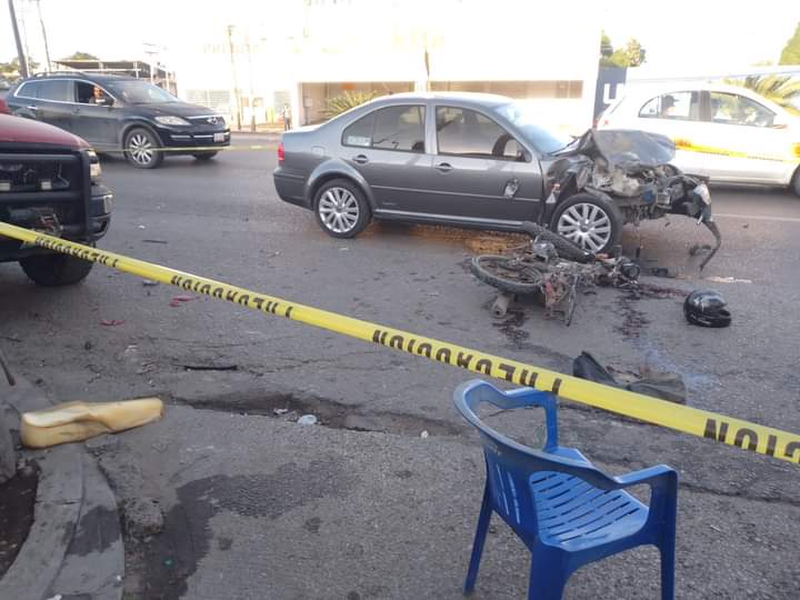 Conductor Amanecido, Arrolla a Motociclista y Atropella a Peatón