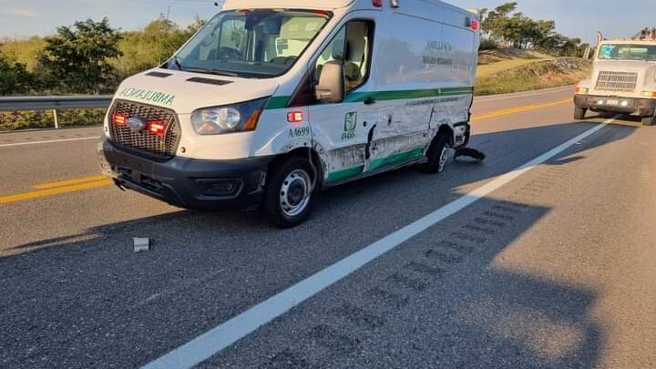 AMBULANCIA DEL IMSS CHOCA CERCA DE GONZÁLEZ
