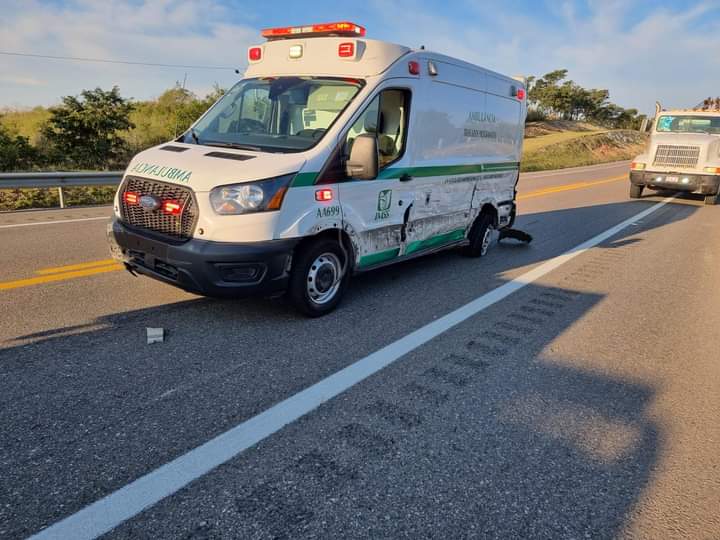 AMBULANCIA DEL IMSS CHOCA CERCA DE GONZÁLEZ