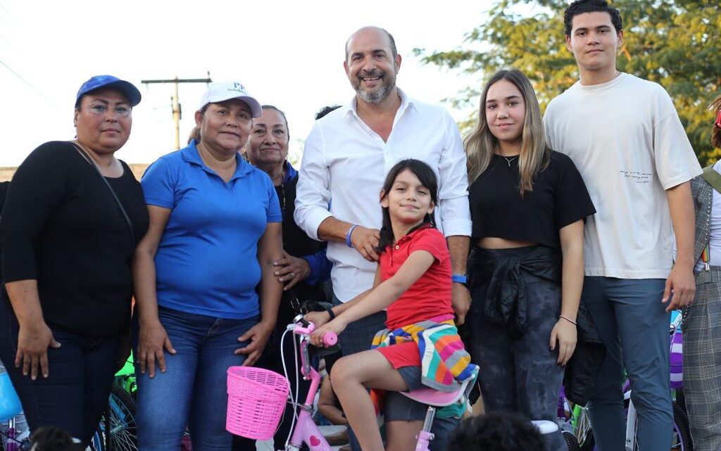 Acompaña Pepe Schekaibán a Colonia Borreguera en Posada Navideña