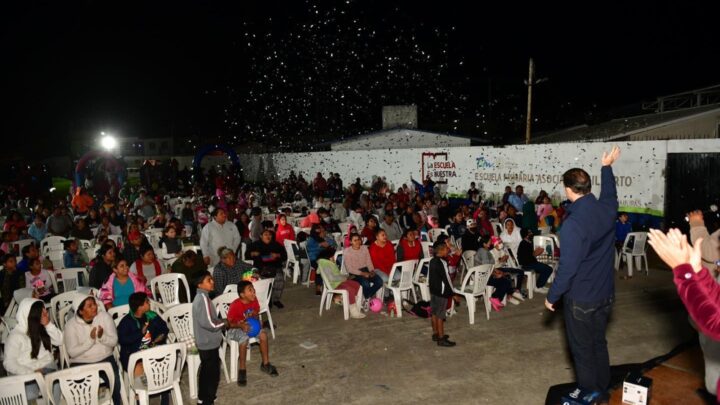 Mega Posada de Mon Marón Lleva aAegria y Espiritu Navideño a Habitantes de la Vicente Guerrero