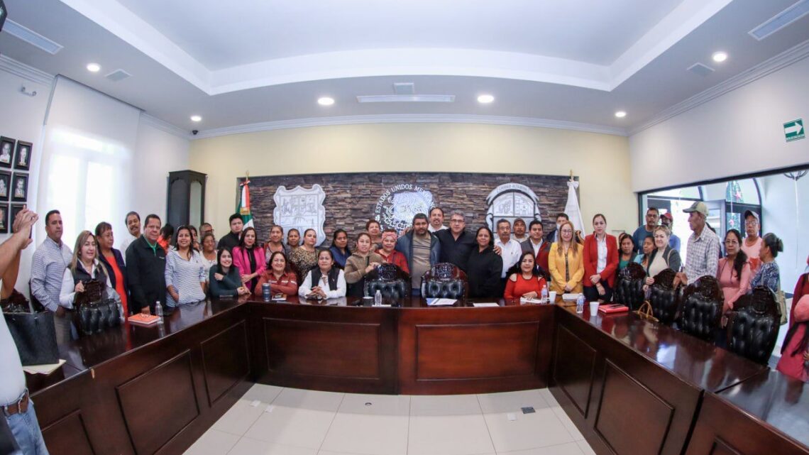 ATIENDE ALCALDE ARMANDO MARTÍNEZ MANRÍQUEZ A VECINOS DEL FRACC. MONTE DE LOS OLIVOS