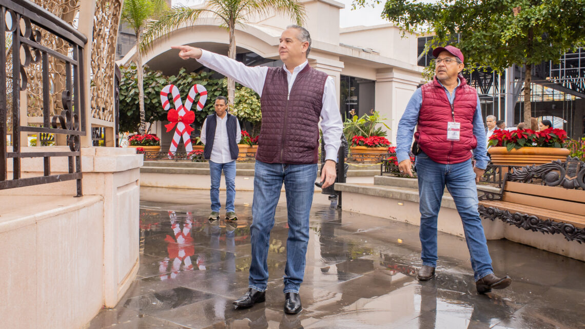 SUPERVISA ADRIÁN OSEGUERA COLOCACIÓN DE ORNAMENTOS NAVIDEÑOS