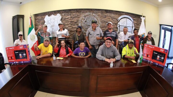 RECONOCE ARMANDO MARTÍNEZ MANRÍQUEZ LABOR DE LOS BOLEROS Y FRANELEROS CON INCENTIVO NAVIDEÑO