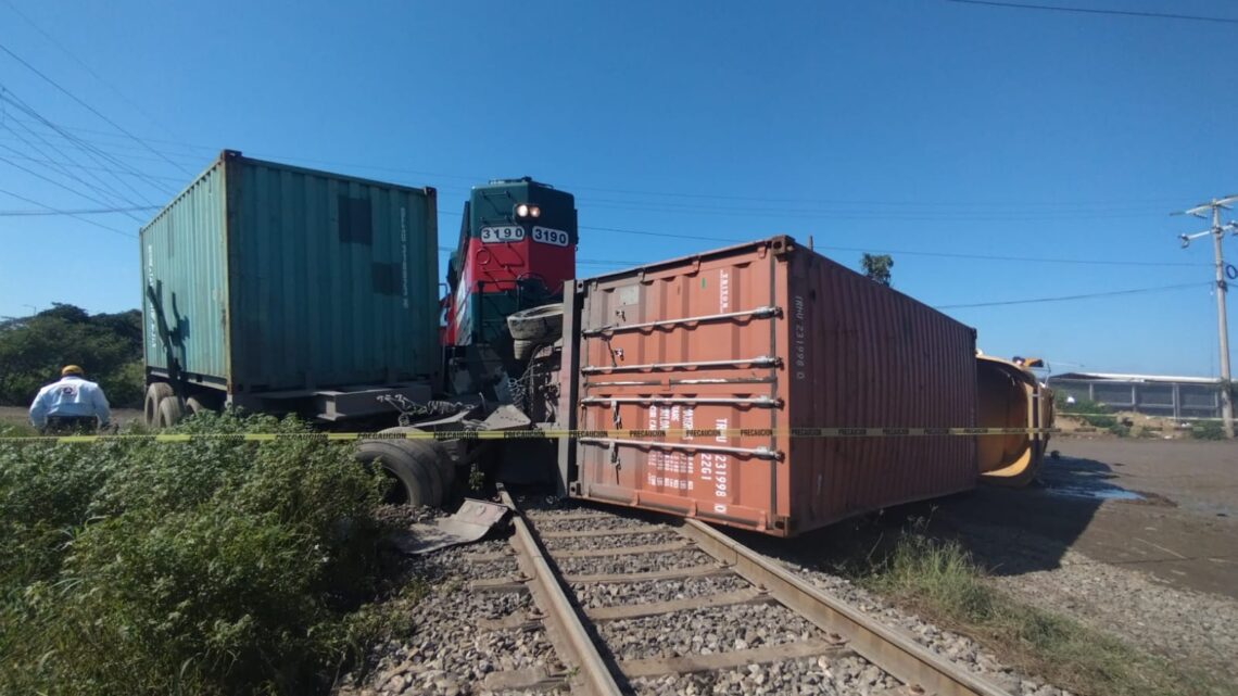 ENCONTRONAZO ENTRE TREN Y TRÁILER DOBLE REMOLQUE EN ALTAMIRA