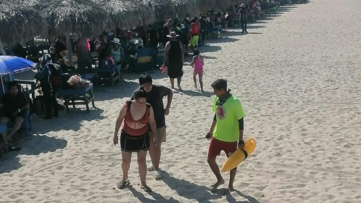 EXHORTAN A VISITANTES A SEGUIR RECOMENDACIONES EN PLAYA MIRAMAR POR INGRESO DE FRENTE FRÍO